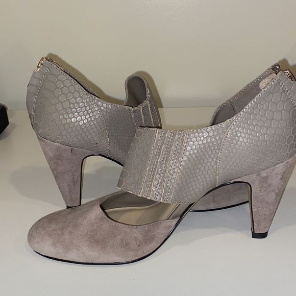 Bella Vita Heels - Picture 1 of 12